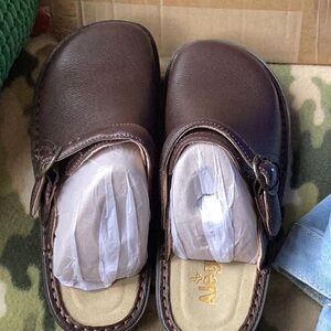 Alegria new women’s Brown Leather Clogs 9 w